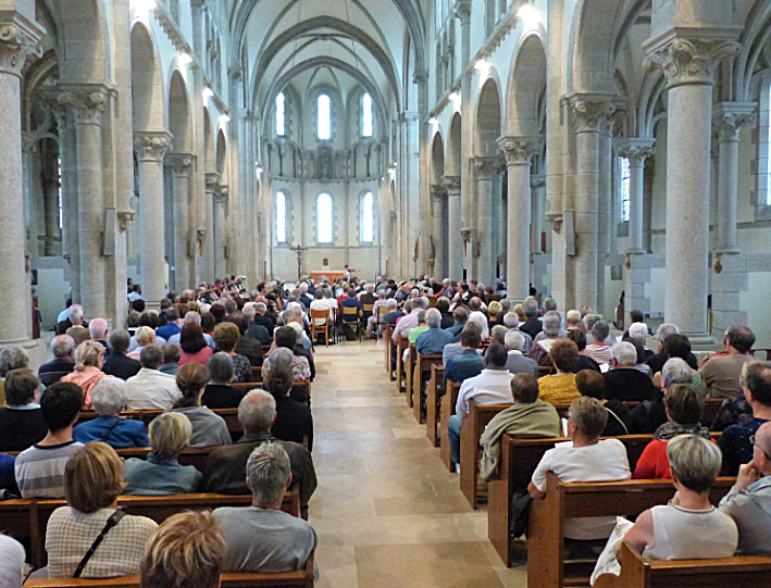 Un public nombreux et si chaleureux Concert de la violoniste virtuose Natacha Triadou et l'organiste Michel Jezo