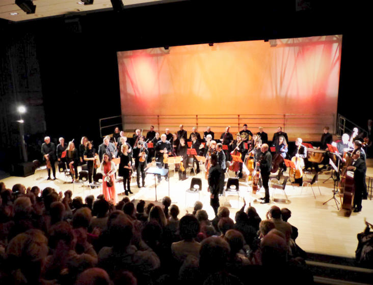 photo la violoniste virtuose natacha triadou avec l'orchestre philharmonia tolosa et david godfroid a l'odyssee de balma avec un public tres chaleureux