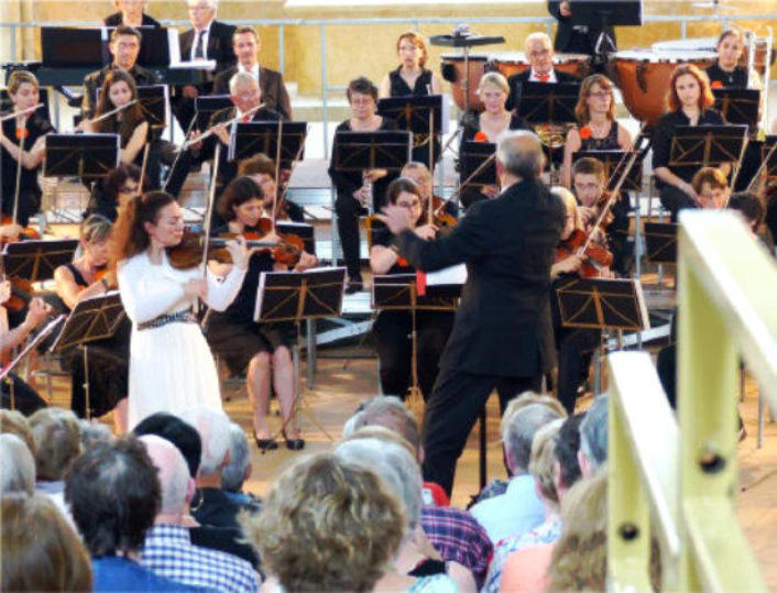 Natacha Triadou et Philippe Launay avec l'orchestre Abbaye Royale de l'Epau