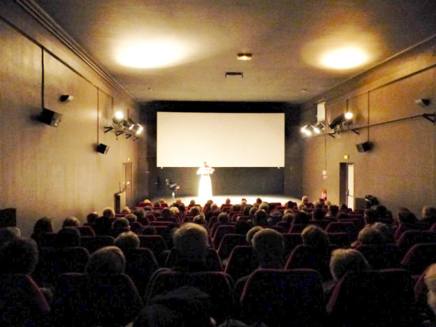 Photo concert le violon virutose de Natacha Triadou au cinéma devant un public nombreux