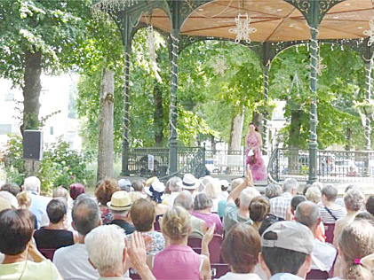 image la violoniste virutose natacha triadou en concert à luchon devant un public nombreux