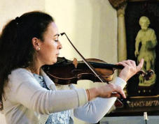 des sons proches du ciel dans une eglise comble par la violoniste virtuose natacha triadou article nordwestzeitung allemagne