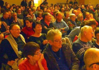 salle comble pour un concert d exception avec le violon virtuose de Natacha Triadou article  de la depeche du midi la natacha triadou avec l'orchestre philharmonia tolosa et david godfroid 