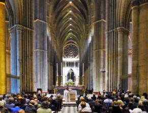 image le violon virtuose avec natacha triadou en concert a la cathedrale de reims devant un public nombreux